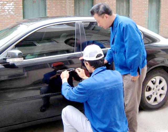 李沧区汽车钥匙丢在车里面怎么办?